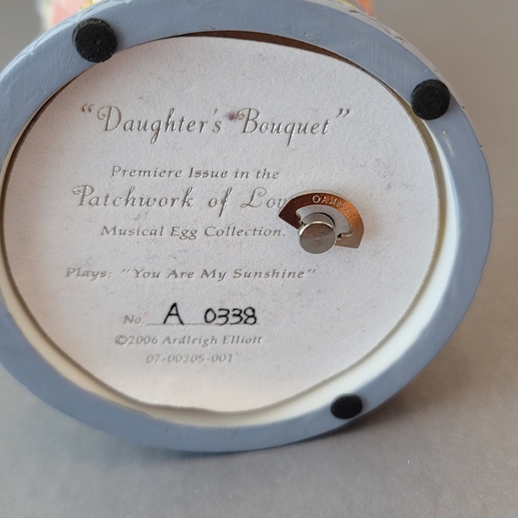 Daughter's Bouquet You are my Sunshine Patchwork of Love Musical Egg Collection - Picture 6 of 6